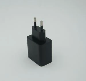 Kare Fòm Nwa Inyon Ewopeyen Creole Wall Charger